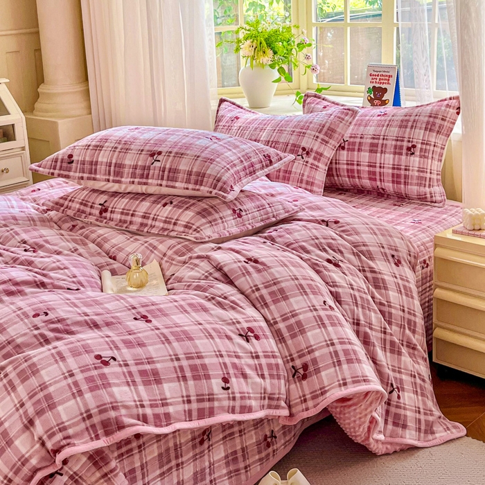 91家纺网 家纺一手货源 找家纺 尚美 2025新款豆豆绒高克重床盖被套四件套 樱桃格