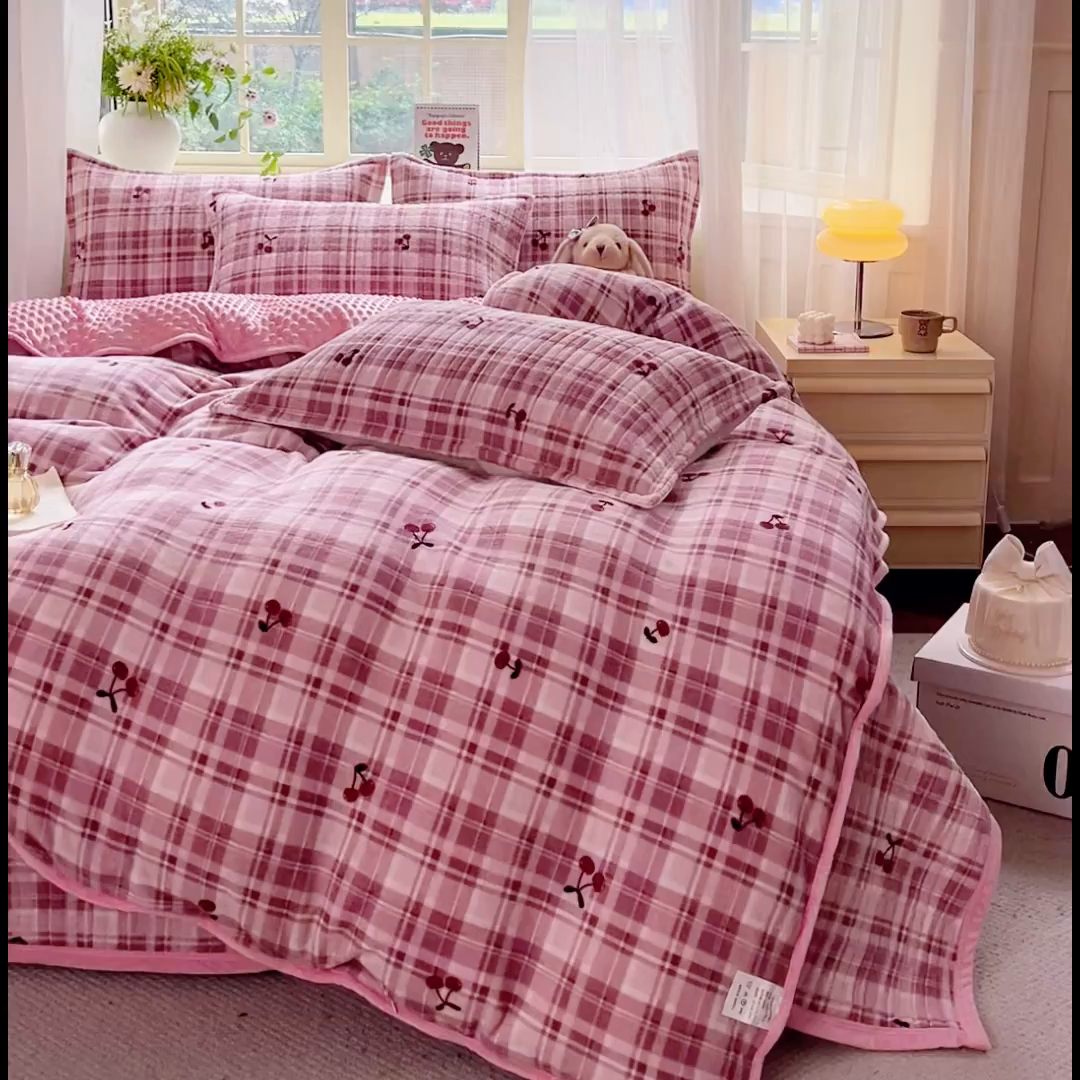 91家纺网 家纺一手货源 找家纺 尚美 2025新款豆豆绒高克重床盖被套四件套 樱桃格