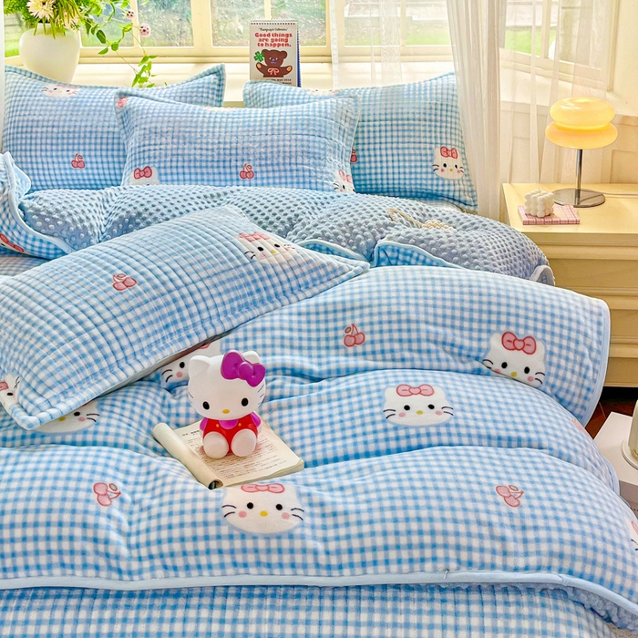 91家纺网 家纺一手货源 找家纺 尚美 2025新款豆豆绒高克重床盖被套四件套 樱桃KT猫