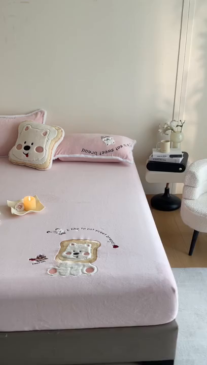 91家纺网 家纺一手货源 找家纺 （总）梦舒羽 2025新款A类230克全消光刺绣贴布牛奶绒床笠加绒法兰绒床垫保护罩床罩