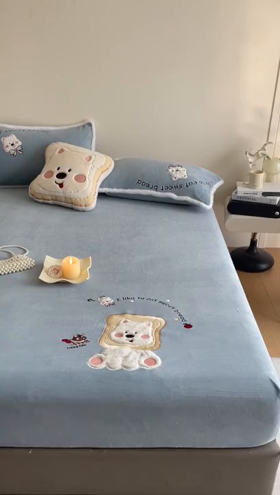 91家纺网 家纺一手货源 找家纺 梦舒羽 2025新款A类230克全消光刺绣贴布牛奶绒床笠加绒法兰绒床垫保护罩床罩 吐司萌宠-高贵蓝