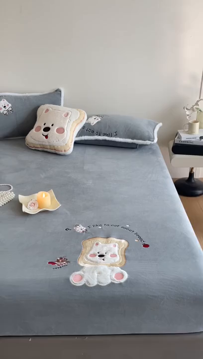 91家纺网 家纺一手货源 找家纺 梦舒羽 2025新款A类230克全消光刺绣贴布牛奶绒床笠加绒法兰绒床垫保护罩床罩 吐司萌宠-至尊灰