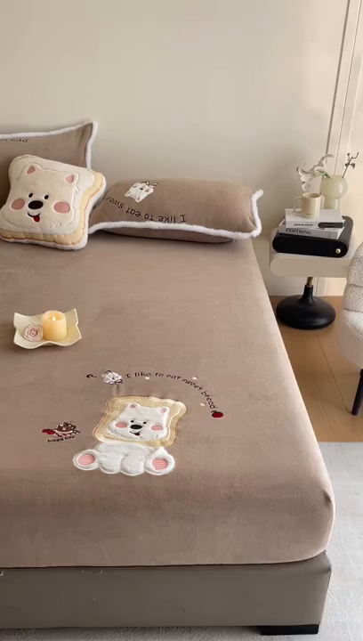 91家纺网 家纺一手货源 找家纺 梦舒羽 2025新款A类230克全消光刺绣贴布牛奶绒床笠加绒法兰绒床垫保护罩床罩 吐司萌宠-实力咖