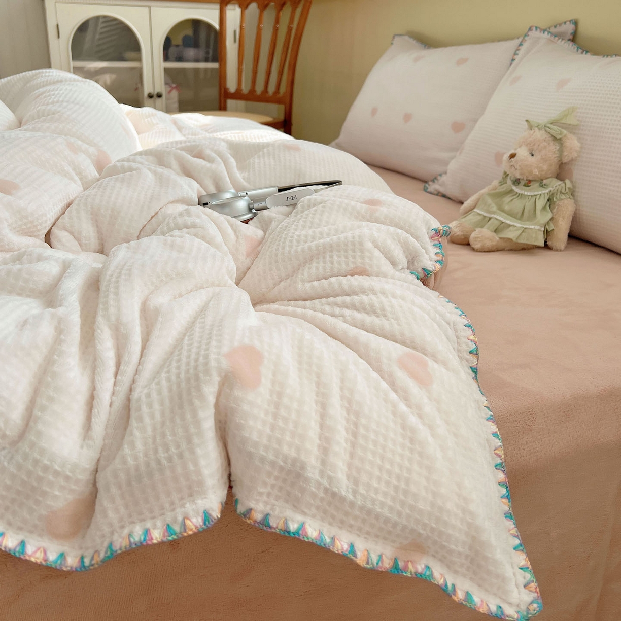 91家纺网 家纺一手货源 找家纺 （总）十里居 2025新款三角针爱心系列雕花牛奶绒四件套