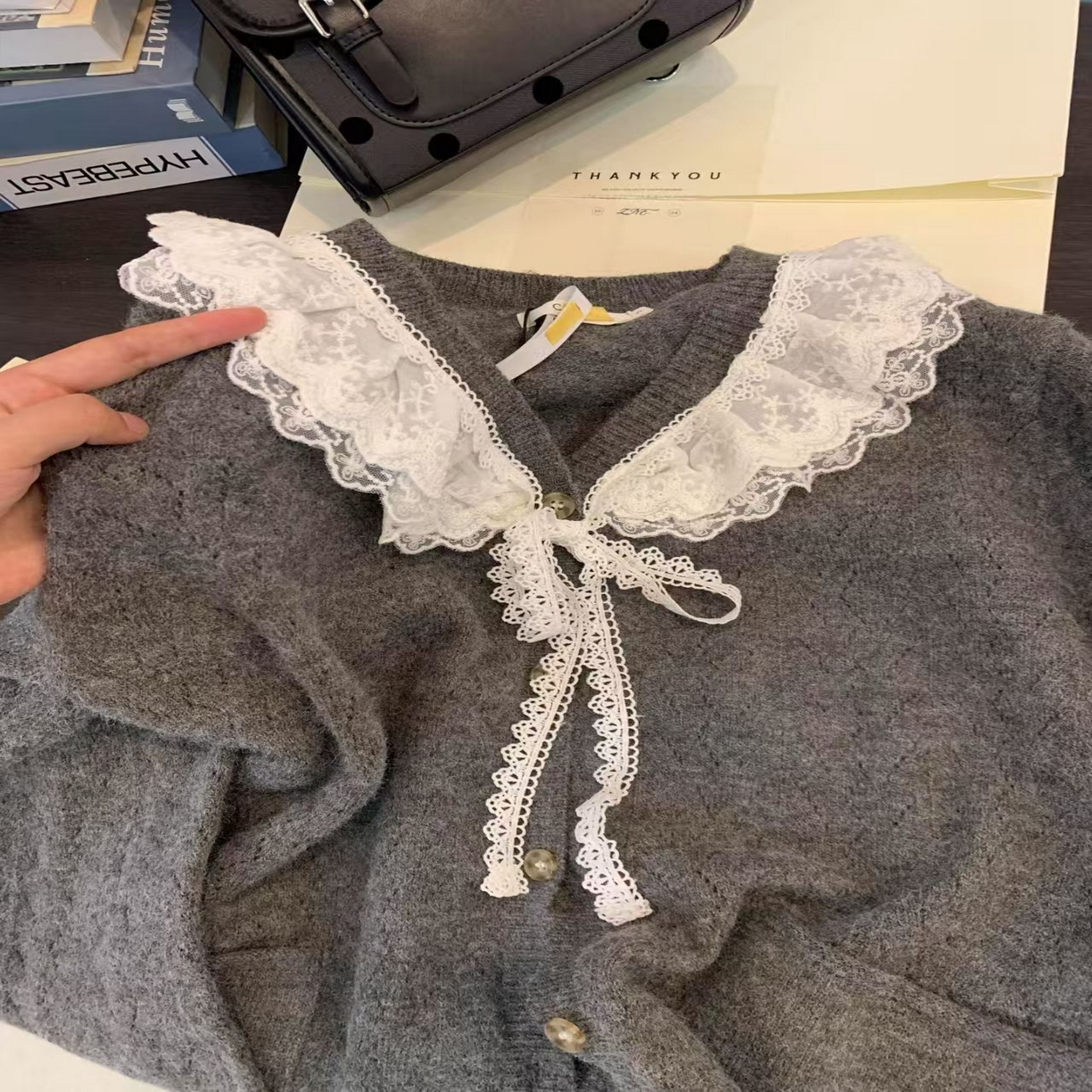 91家纺网 家纺一手货源 找家纺 （总）洛兰沙家居馆 只代发小香风毛衣女春秋慵懒可爱甜美蕾丝圆领针织开衫短款外套温柔上衣