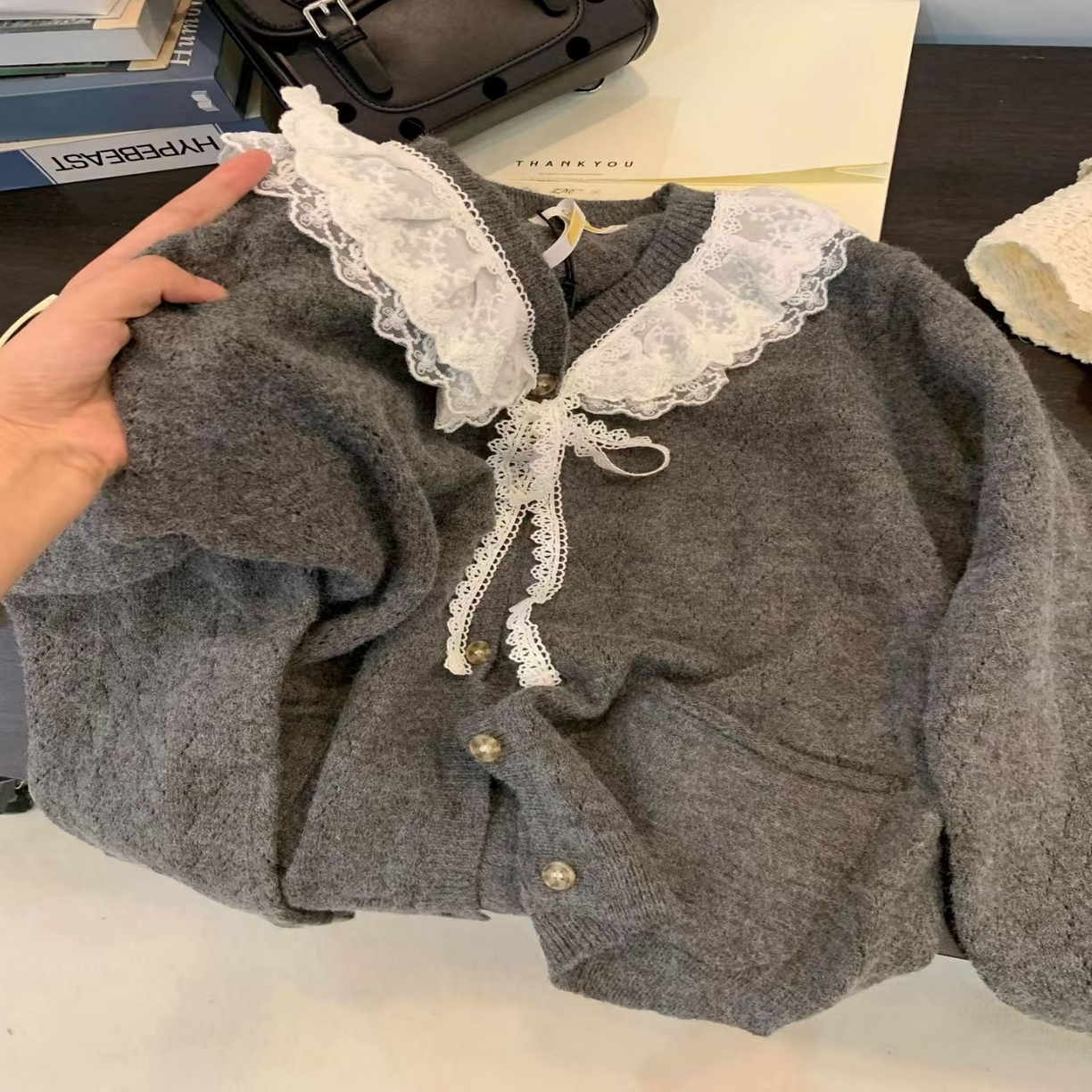 91家纺网 家纺一手货源 找家纺 （总）洛兰沙家居馆 只代发小香风毛衣女春秋慵懒可爱甜美蕾丝圆领针织开衫短款外套温柔上衣