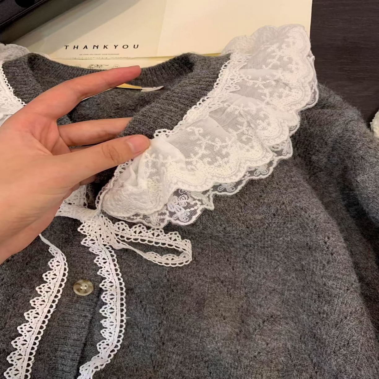 91家纺网 家纺一手货源 找家纺 （总）洛兰沙家居馆 只代发小香风毛衣女春秋慵懒可爱甜美蕾丝圆领针织开衫短款外套温柔上衣