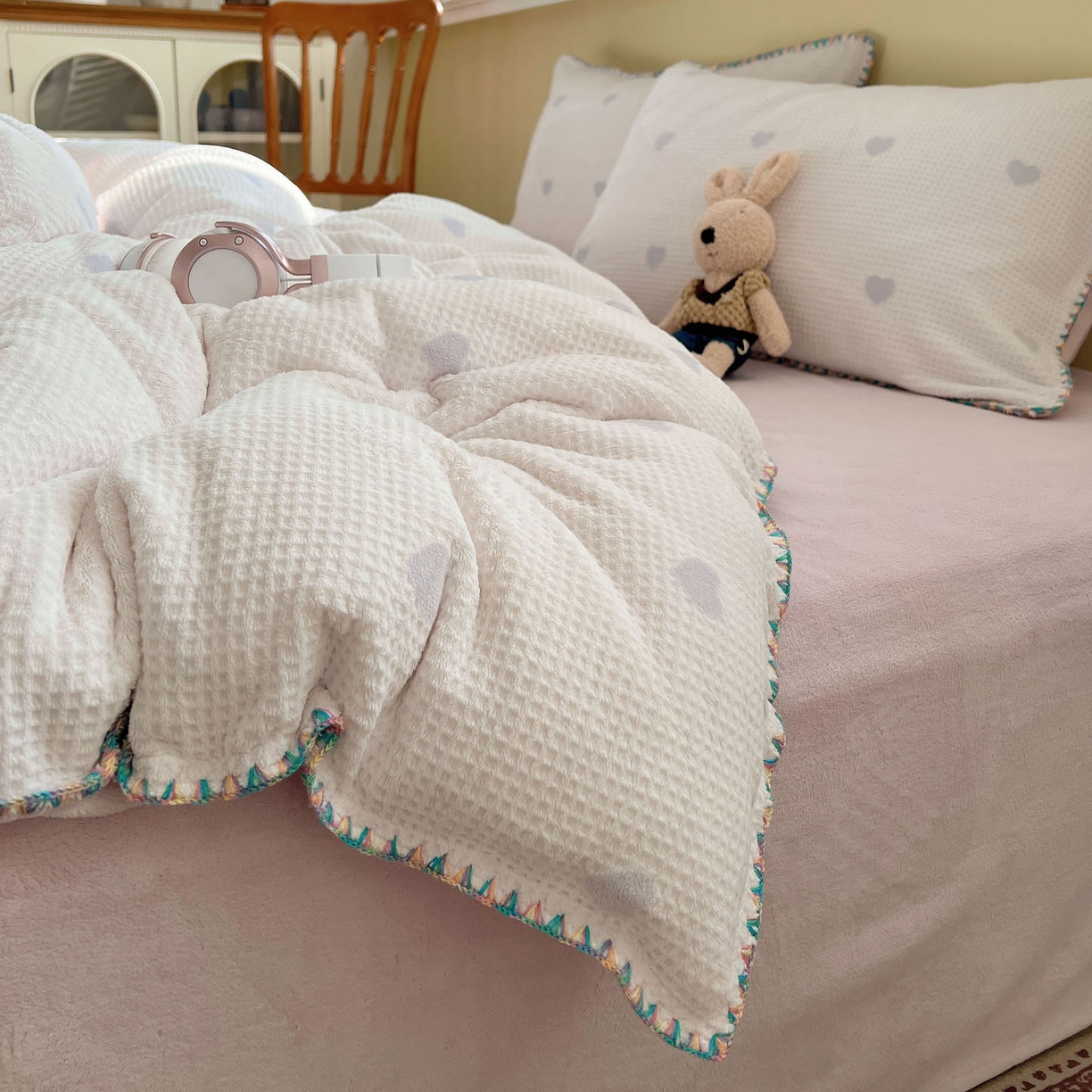 91家纺网 家纺一手货源 找家纺 （总）十里居 2025新款三角针爱心系列雕花牛奶绒四件套