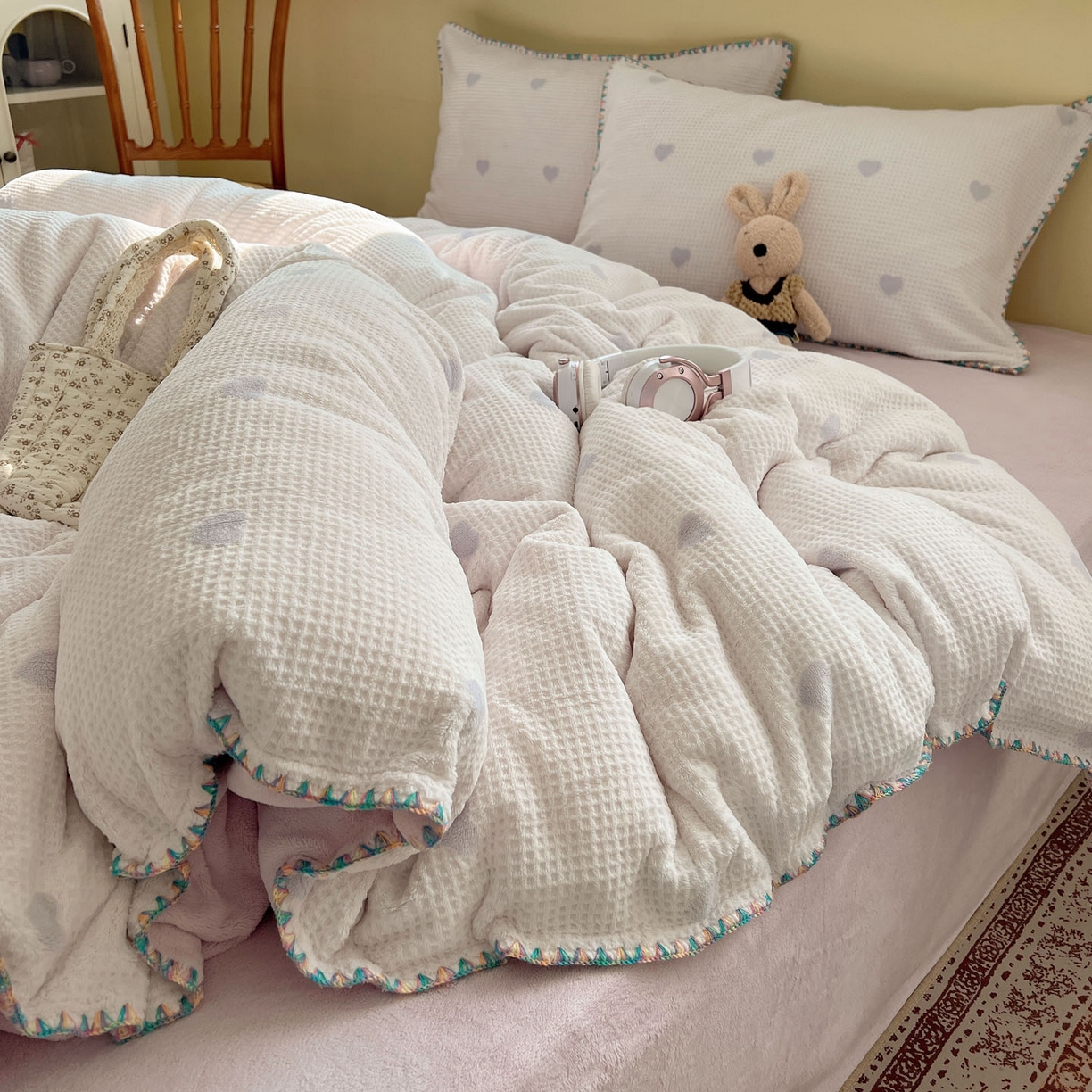 91家纺网 家纺一手货源 找家纺 （总）十里居 2025新款三角针爱心系列雕花牛奶绒四件套