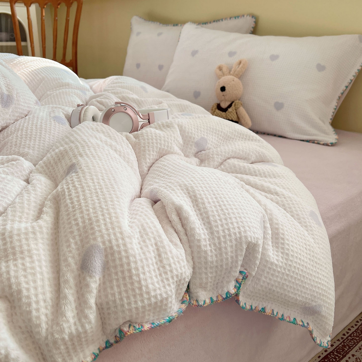 91家纺网 家纺一手货源 找家纺 （总）十里居 2025新款三角针爱心系列雕花牛奶绒四件套