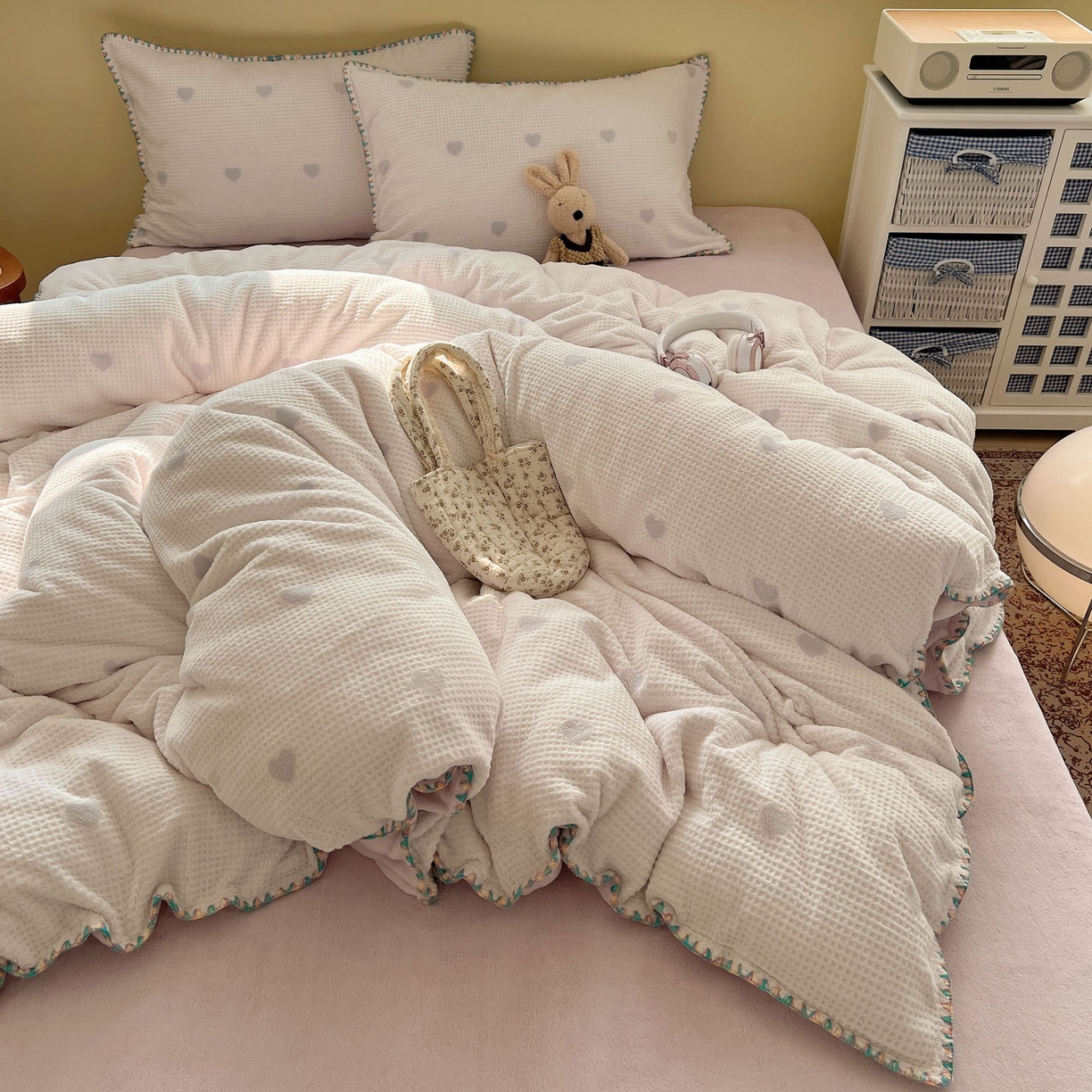 91家纺网 家纺一手货源 找家纺 （总）十里居 2025新款三角针爱心系列雕花牛奶绒四件套