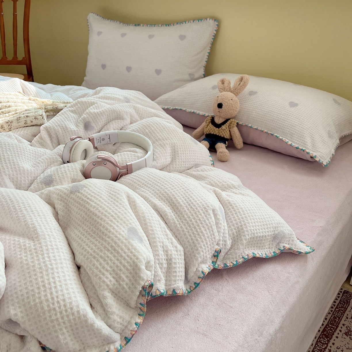 91家纺网 家纺一手货源 找家纺 （总）十里居 2025新款三角针爱心系列雕花牛奶绒四件套