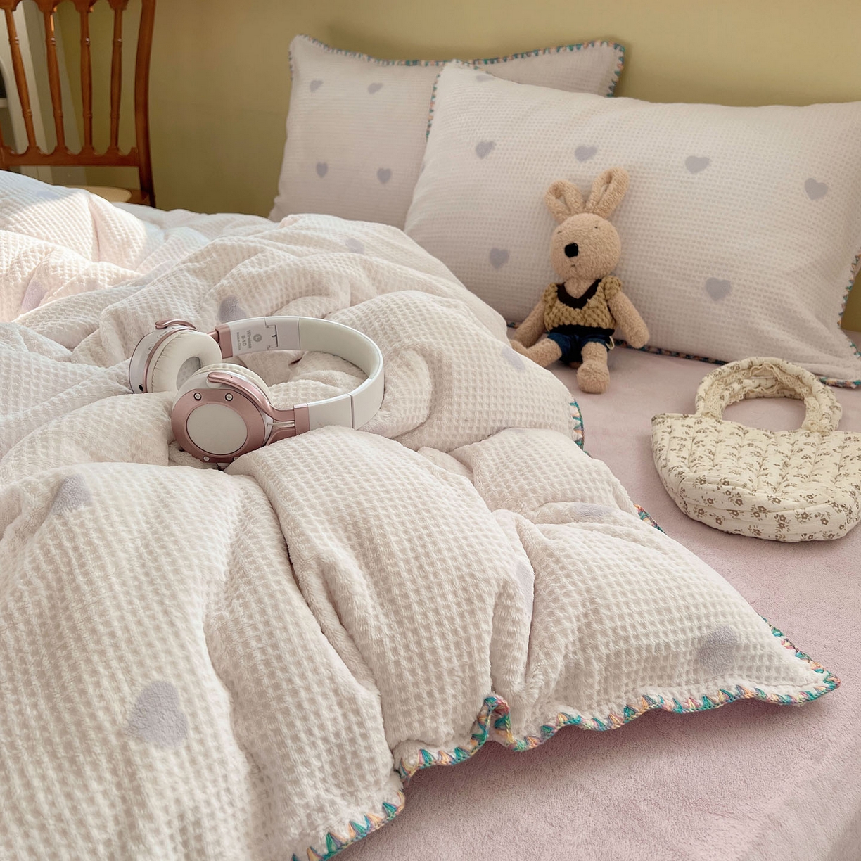 91家纺网 家纺一手货源 找家纺 （总）十里居 2025新款三角针爱心系列雕花牛奶绒四件套