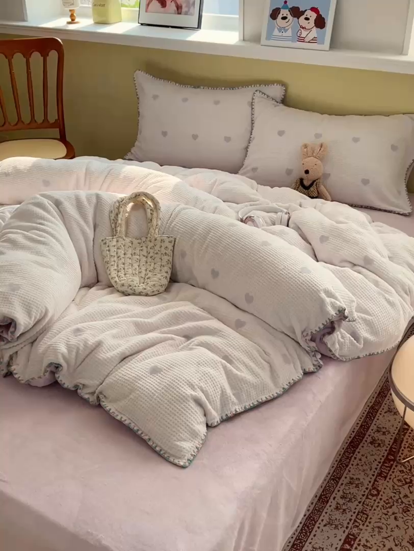 91家纺网 家纺一手货源 找家纺 （总）十里居 2025新款三角针爱心系列雕花牛奶绒四件套