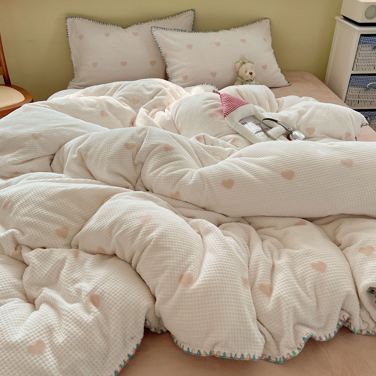 91家纺网 家纺一手货源 找家纺 十里居 2025新款三角针爱心系列雕花牛奶绒四件套 爱心格子粉