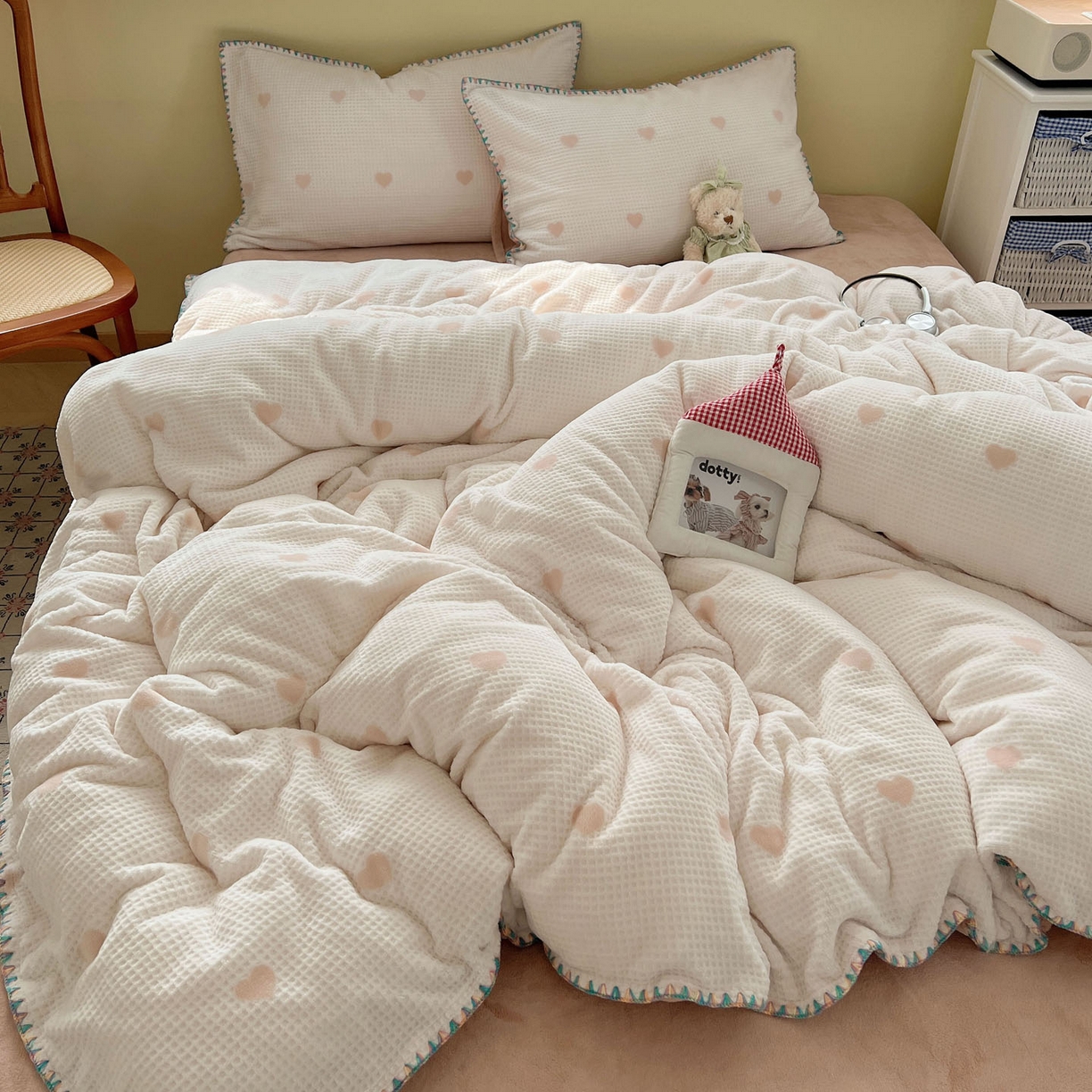 91家纺网 家纺一手货源 找家纺 十里居 2025新款三角针爱心系列雕花牛奶绒四件套 爱心格子粉