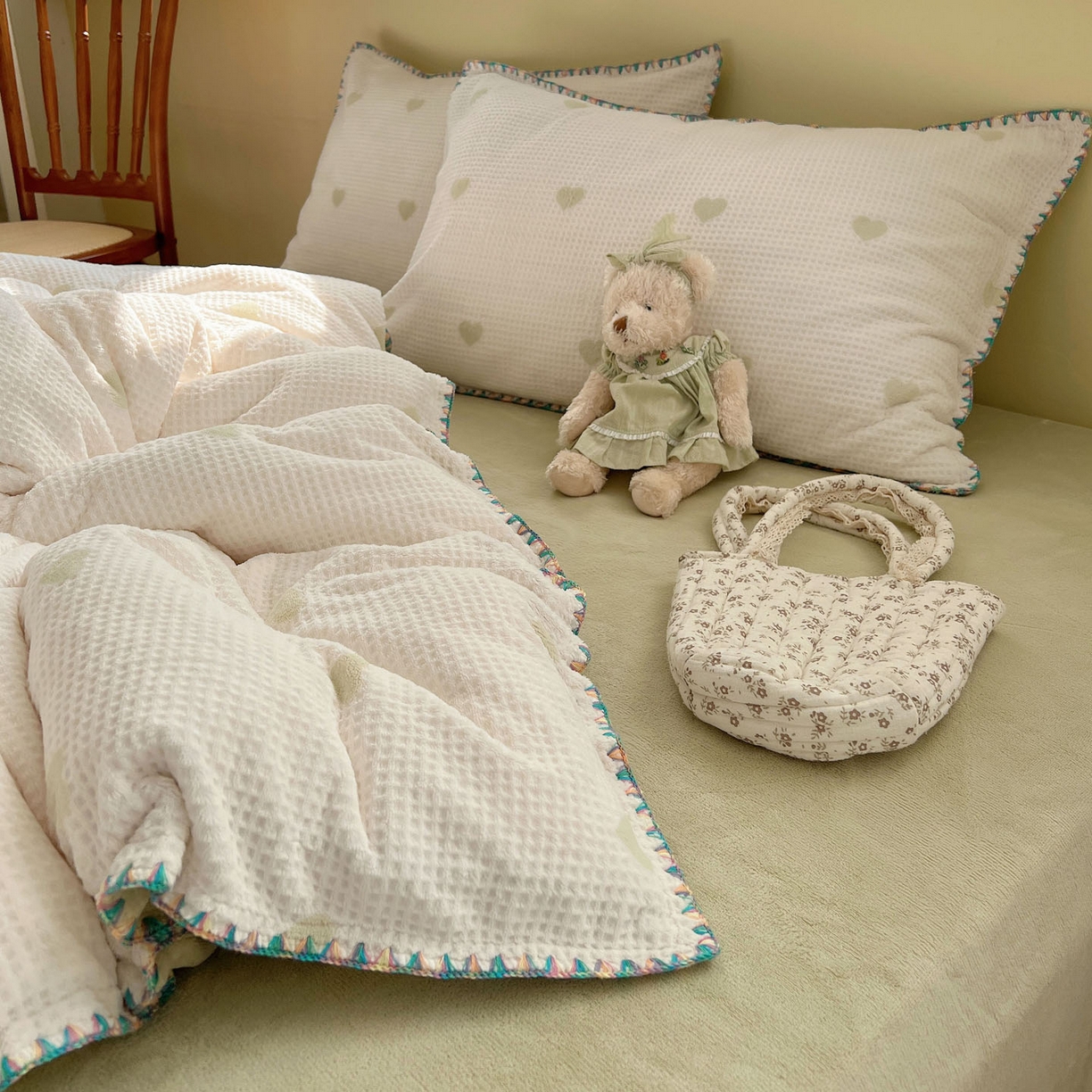 91家纺网 家纺一手货源 找家纺 十里居 2025新款三角针爱心系列雕花牛奶绒四件套 爱心格子绿