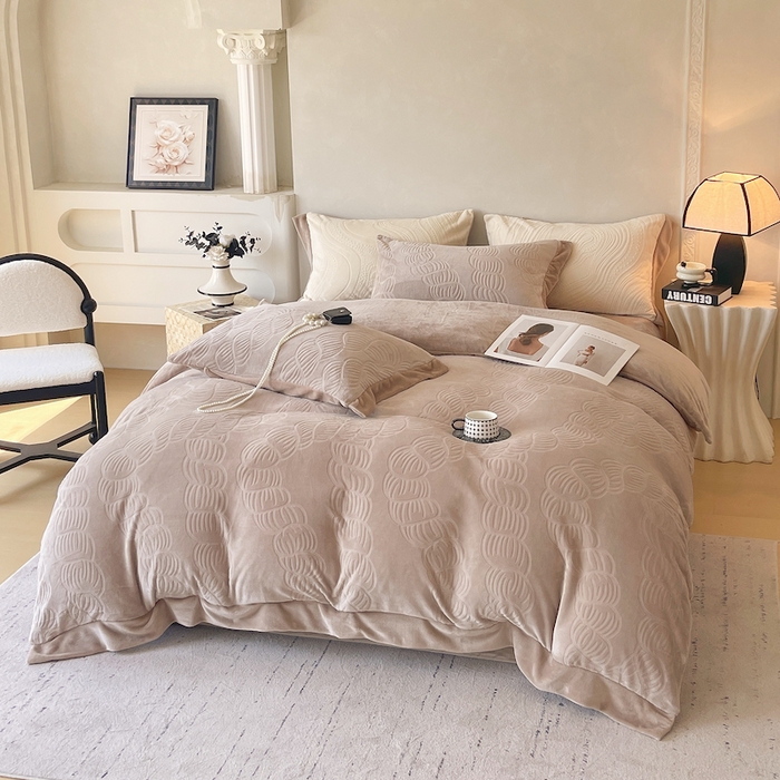 91家纺网 家纺一手货源 找家纺 乐蔻家纺 2025新款欧式烂花牛奶绒四件套-伊索 伊索-卡其