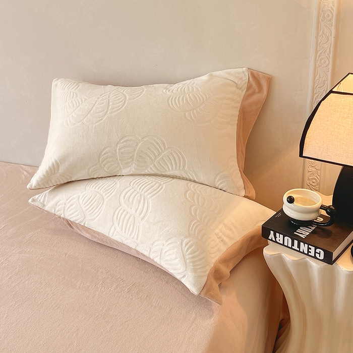 91家纺网 家纺一手货源 找家纺 乐蔻家纺 2025新款欧式烂花牛奶绒四件套-伊索 伊索-奶白