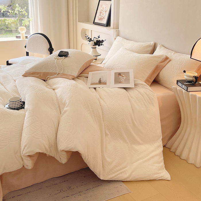 91家纺网 家纺一手货源 找家纺 乐蔻家纺 2025新款欧式烂花牛奶绒四件套-伊索 伊索-奶白