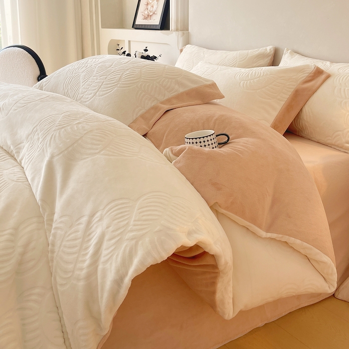 91家纺网 家纺一手货源 找家纺 乐蔻家纺 2025新款欧式烂花牛奶绒四件套-伊索 伊索-奶白