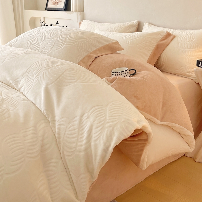 91家纺网 家纺一手货源 找家纺 乐蔻家纺 2025新款欧式烂花牛奶绒四件套-伊索 伊索-奶白