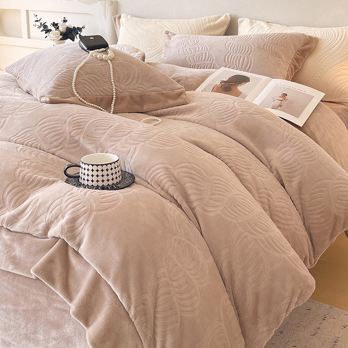 91家纺网 家纺一手货源 找家纺 乐蔻家纺 2025新款欧式烂花牛奶绒四件套-伊索 伊索-卡其