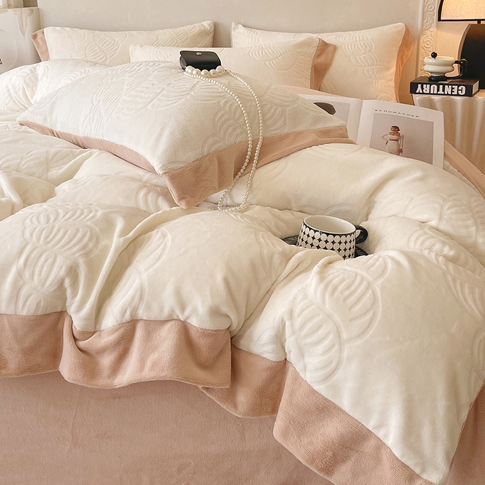 91家纺网 家纺一手货源 找家纺 乐蔻家纺 2025新款欧式烂花牛奶绒四件套-伊索 伊索-奶白