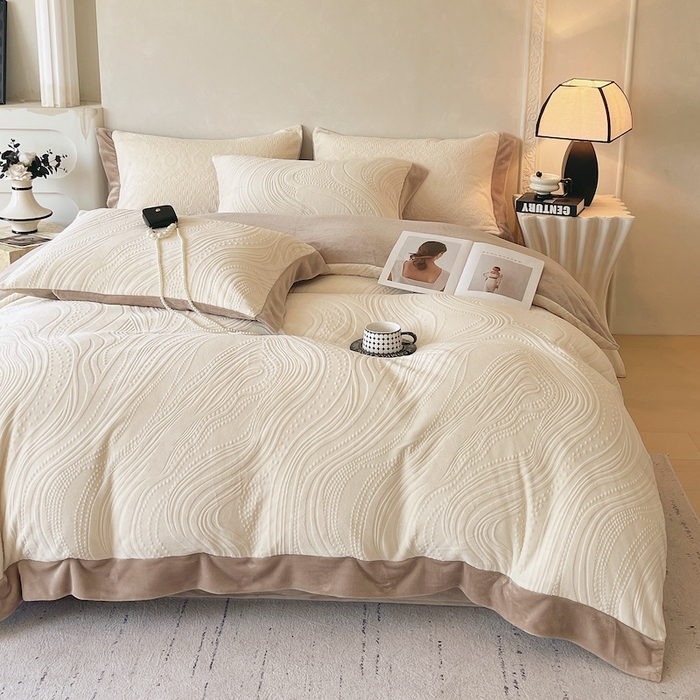 91家纺网 家纺一手货源 找家纺 乐蔻家纺 2025新款欧式烂花牛奶绒四件套-弗洛 弗洛-奶白