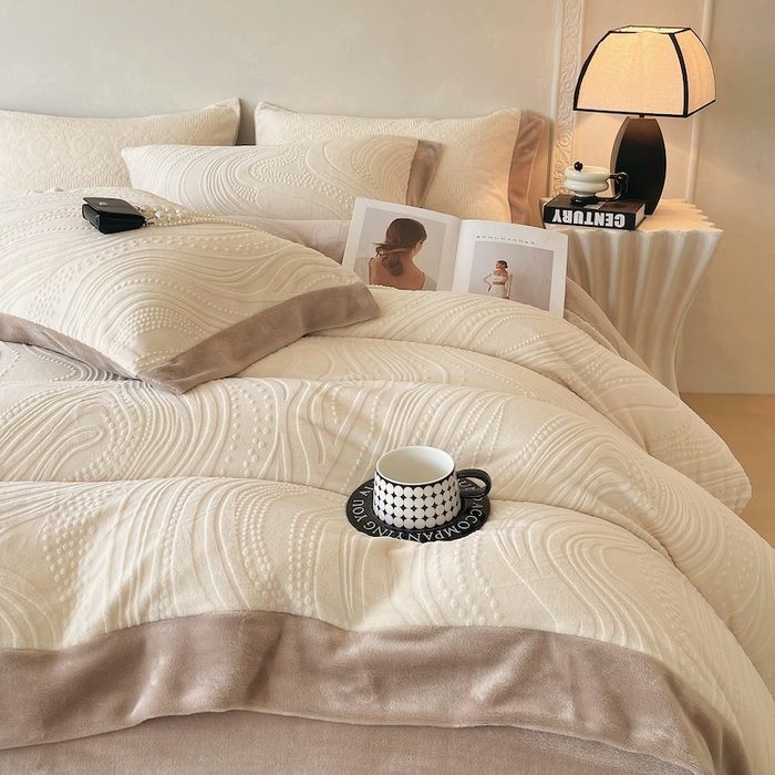 91家纺网 家纺一手货源 找家纺 乐蔻家纺 2025新款欧式烂花牛奶绒四件套-弗洛 弗洛-奶白