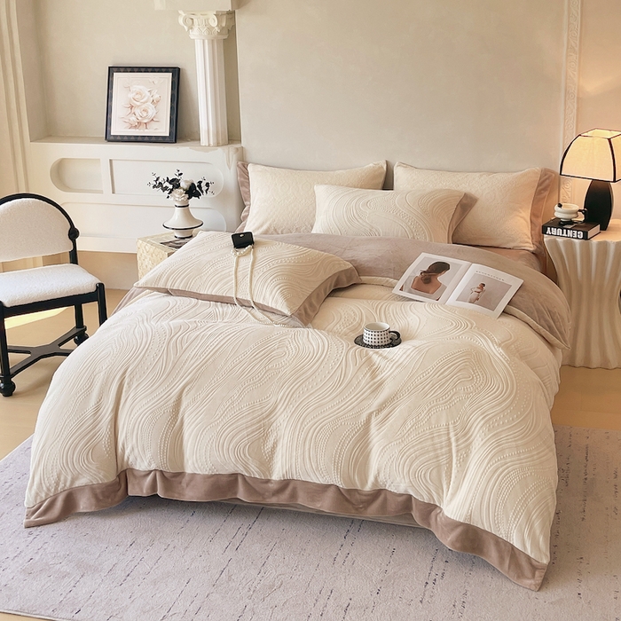 91家纺网 家纺一手货源 找家纺 乐蔻家纺 2025新款欧式烂花牛奶绒四件套-弗洛 弗洛-奶白