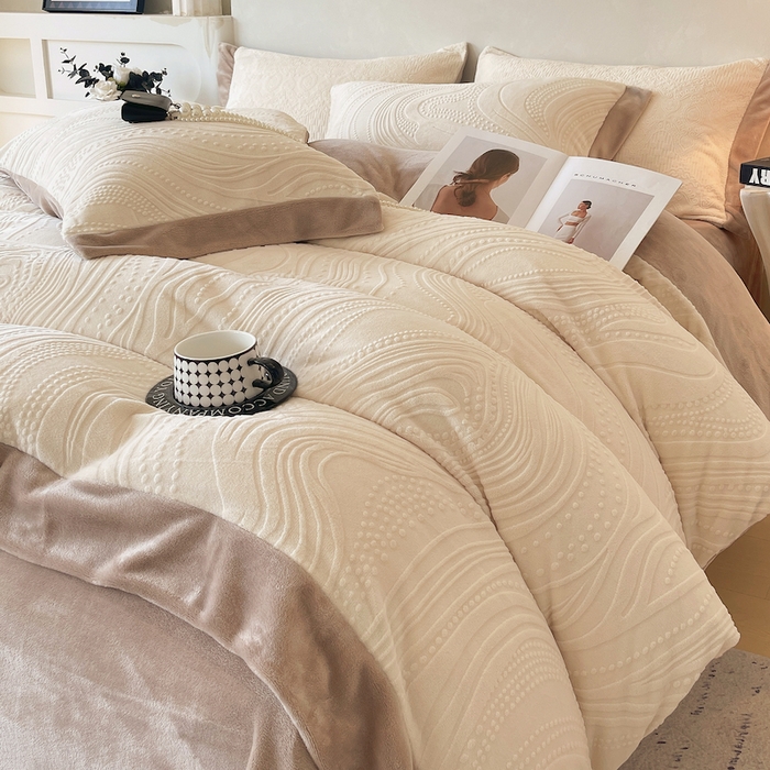 91家纺网 家纺一手货源 找家纺 乐蔻家纺 2025新款欧式烂花牛奶绒四件套-弗洛 弗洛-奶白