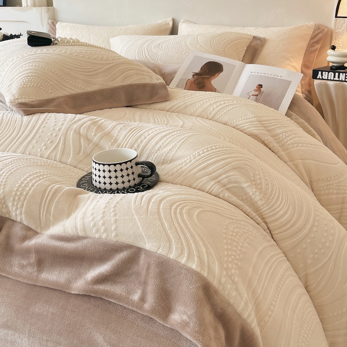 91家纺网 家纺一手货源 找家纺 乐蔻家纺 2025新款欧式烂花牛奶绒四件套-弗洛 弗洛-奶白