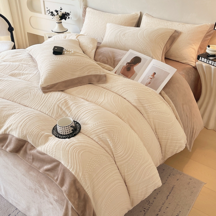 91家纺网 家纺一手货源 找家纺 乐蔻家纺 2025新款欧式烂花牛奶绒四件套-弗洛 弗洛-奶白