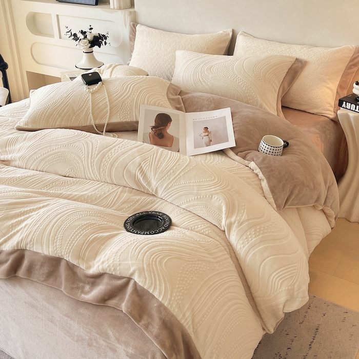 91家纺网 家纺一手货源 找家纺 乐蔻家纺 2025新款欧式烂花牛奶绒四件套-弗洛 弗洛-奶白