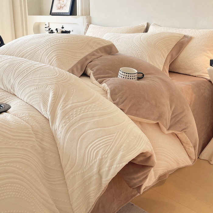 91家纺网 家纺一手货源 找家纺 乐蔻家纺 2025新款欧式烂花牛奶绒四件套-弗洛 弗洛-奶白