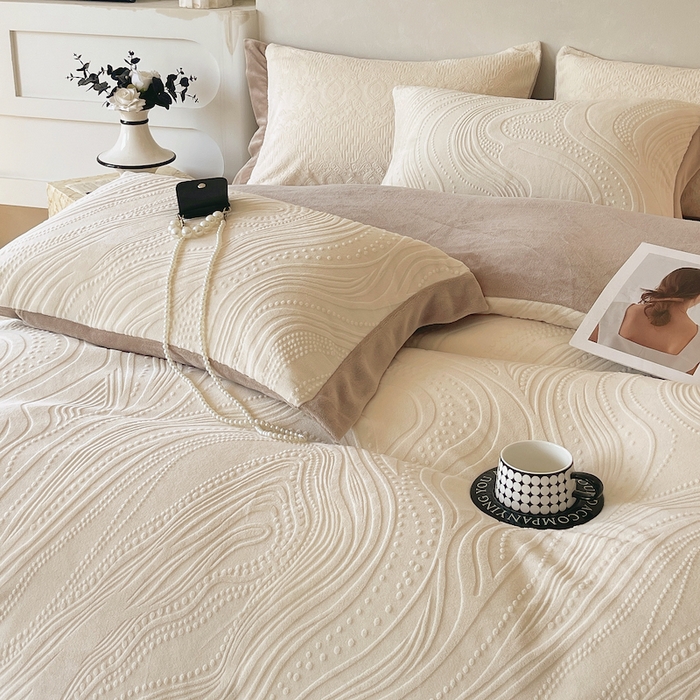 91家纺网 家纺一手货源 找家纺 乐蔻家纺 2025新款欧式烂花牛奶绒四件套-弗洛 弗洛-奶白