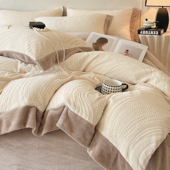 91家纺网 家纺一手货源 找家纺 乐蔻家纺 2025新款欧式烂花牛奶绒四件套-弗洛 弗洛-奶白