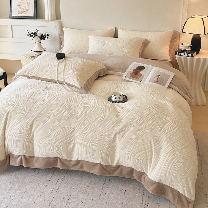 91家纺网 家纺一手货源 找家纺 乐蔻家纺 2025新款欧式烂花牛奶绒四件套-弗洛 弗洛-奶白