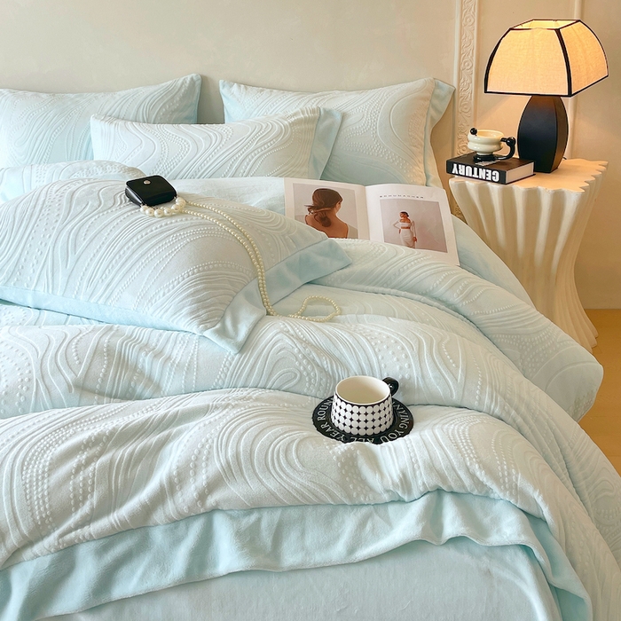 91家纺网 家纺一手货源 找家纺 乐蔻家纺 2025新款欧式烂花牛奶绒四件套-弗洛 弗洛-天青