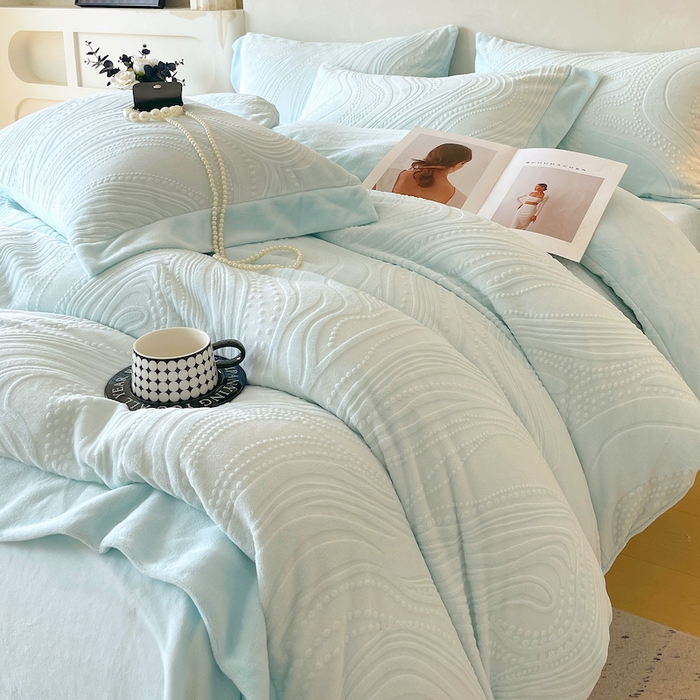 91家纺网 家纺一手货源 找家纺 乐蔻家纺 2025新款欧式烂花牛奶绒四件套-弗洛 弗洛-天青