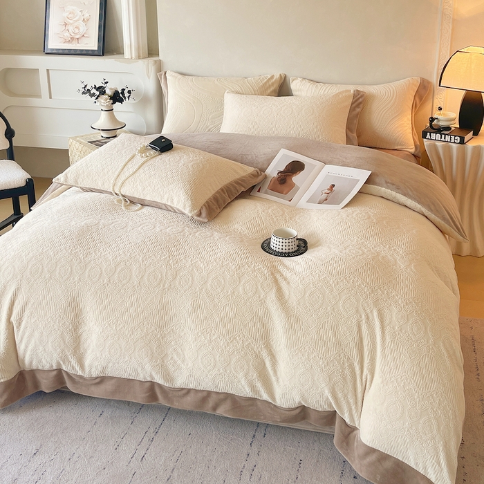 91家纺网 家纺一手货源 找家纺 乐蔻家纺 2025新款欧式烂花牛奶绒四件套-艾拉 艾拉-奶白