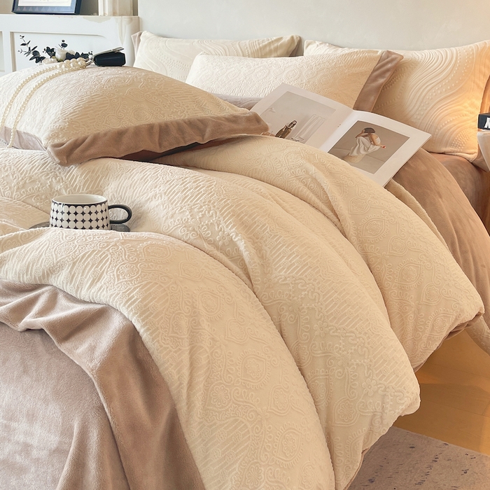 91家纺网 家纺一手货源 找家纺 乐蔻家纺 2025新款欧式烂花牛奶绒四件套-艾拉 艾拉-奶白