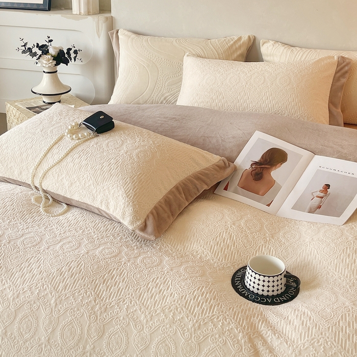 91家纺网 家纺一手货源 找家纺 乐蔻家纺 2025新款欧式烂花牛奶绒四件套-艾拉 艾拉-奶白