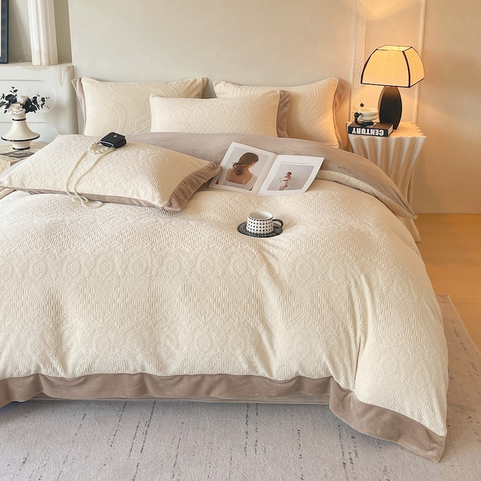 91家纺网 家纺一手货源 找家纺 乐蔻家纺 2025新款欧式烂花牛奶绒四件套-艾拉 艾拉-奶白