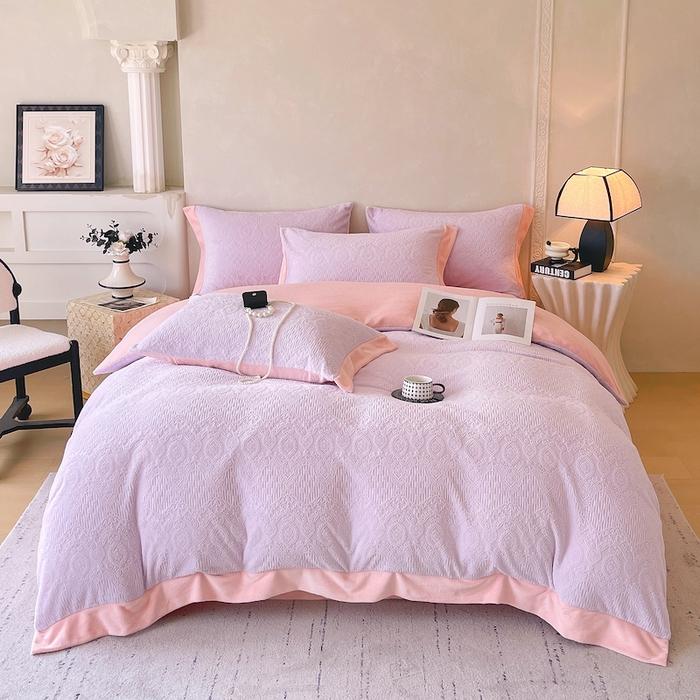 91家纺网 家纺一手货源 找家纺 乐蔻家纺 2025新款欧式烂花牛奶绒四件套-艾拉 艾拉-蝴蝶粉