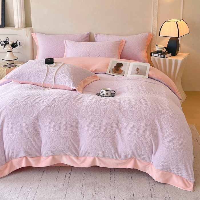 91家纺网 家纺一手货源 找家纺 乐蔻家纺 2025新款欧式烂花牛奶绒四件套-艾拉 艾拉-蝴蝶粉