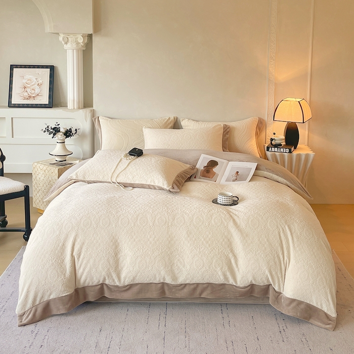 91家纺网 家纺一手货源 找家纺 乐蔻家纺 2025新款欧式烂花牛奶绒四件套-艾拉 艾拉-奶白