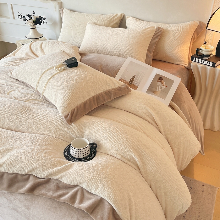 91家纺网 家纺一手货源 找家纺 乐蔻家纺 2025新款欧式烂花牛奶绒四件套-艾拉 艾拉-奶白