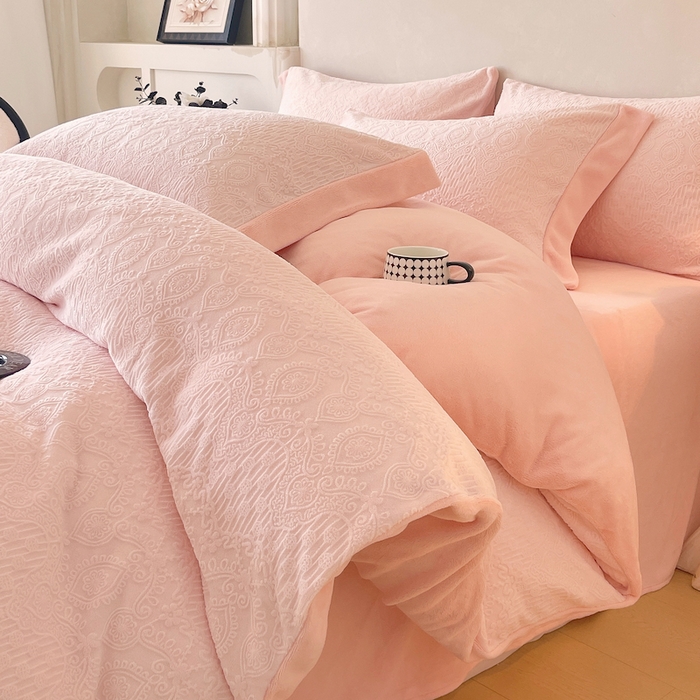 91家纺网 家纺一手货源 找家纺 乐蔻家纺 2025新款欧式烂花牛奶绒四件套-艾拉 艾拉-嫩粉